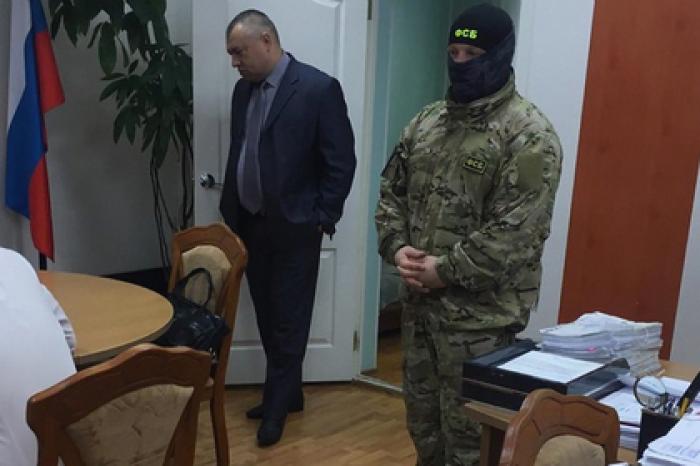 Спецназ ФСБ пошел на штурм отдела МВД из-за ворот