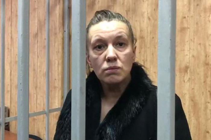 Суд арестовал мать спасенной из гор хлама девочки-маугли