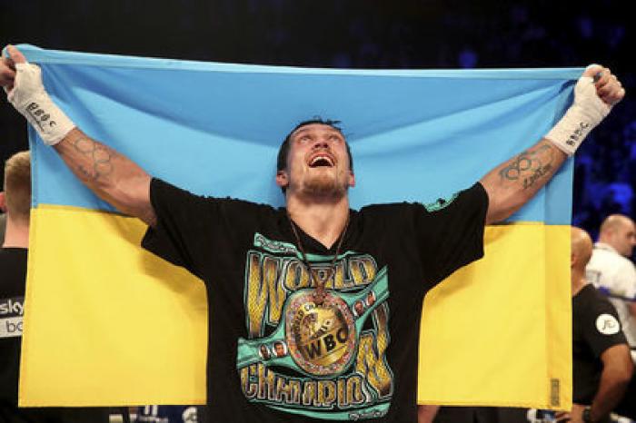 Украинец Усик потерял звание чемпиона мира после отказа бороться с россиянином