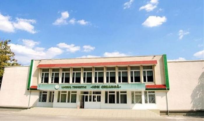 В лицее имени Иона Крянгэ провели благотворительную ярмарку