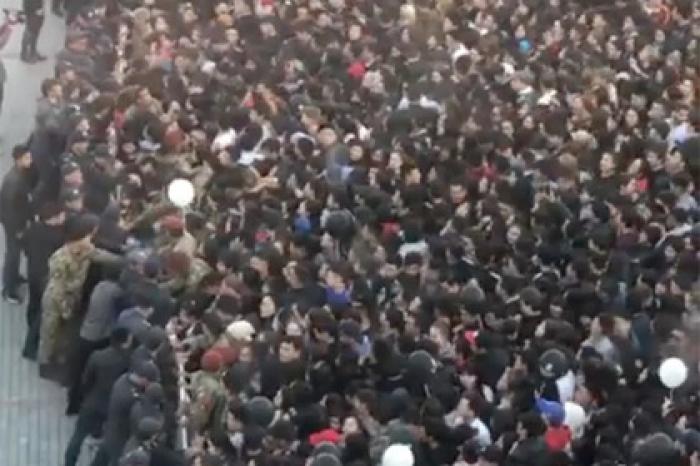 Жители Бишкека передавили друг друга ради бургеров от Тимати