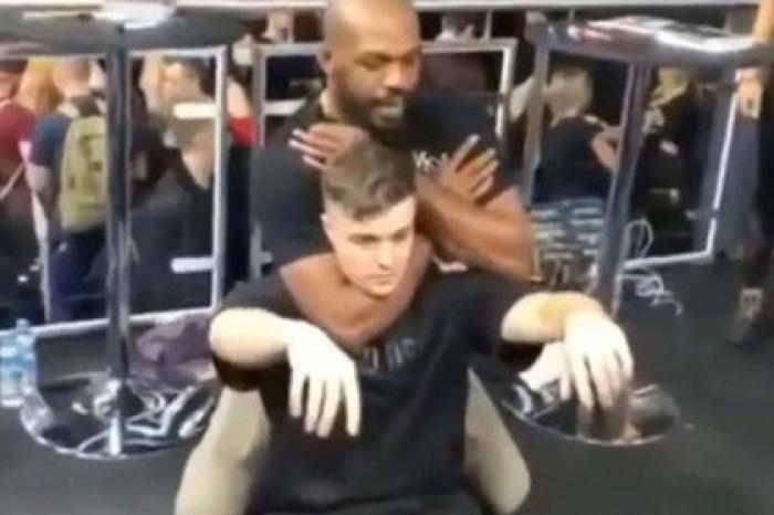 Чемпион UFC задушил фаната до потери сознания