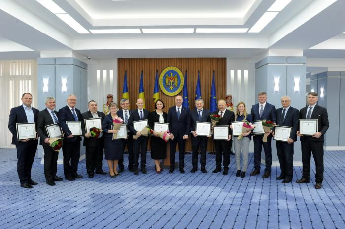 Группе медиков были вручены Почетные грамоты правительства