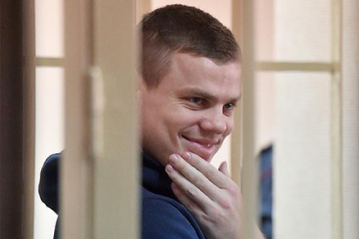 Кокорин описал «машинальный» удар чиновника стулом