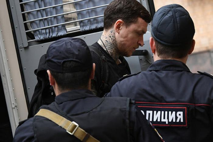 Мамаев посетовал на спертый воздух в автозаке