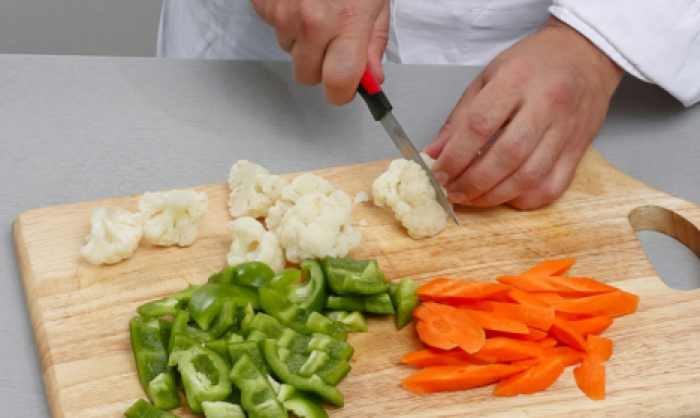Молодые кулинары университета ASEM соревновались в умении вкусно и быстро приготовить блюдо