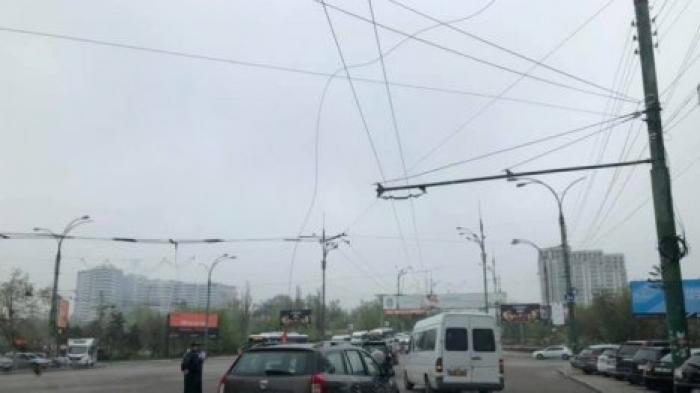 На бульваре Григоре Виеру оборвались троллейбусные провода