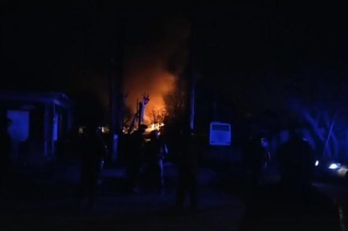 На месте проведения контртеррористической операции в Тюмени загорелся дом