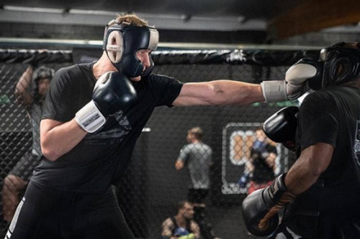 Названа причина снятия Волкова с турнира UFC в Петербурге