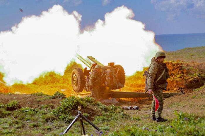 Опубликованы кадры масштабных военных учений в Крыму