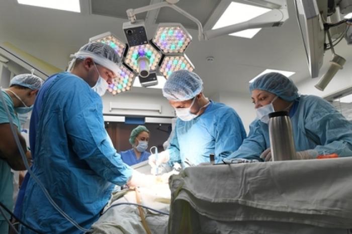 Пациент с опухолью мозга принялся шутить прямо во время операции