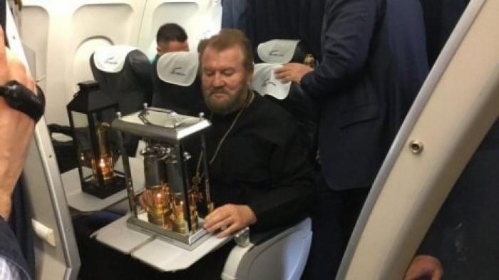 Первые фото Благодатного огня на борту самолета авиакомпании AirMoldova
