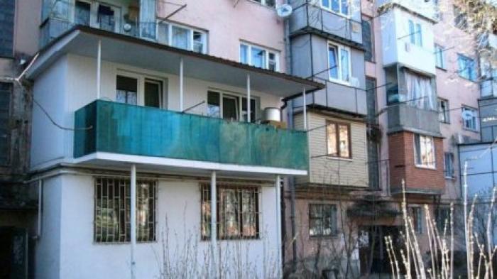 Портят внешний вид города: жители столицы недовольны пристройками у многоэтажек