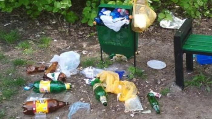 После пикников по случаю Пасхи жители столицы оставили горы мусора в парках