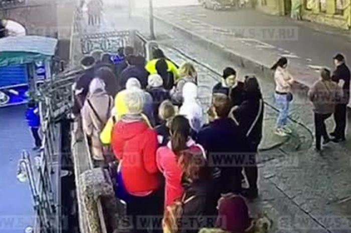 Пострадавший в результате ДТП в Петербурге улетел в реку и попал на видео
