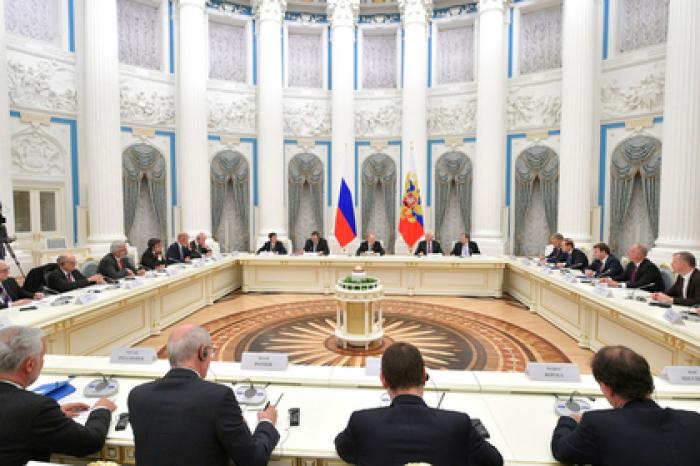 Путин пригласил французский бизнес принять участие в ПМЭФ-2019