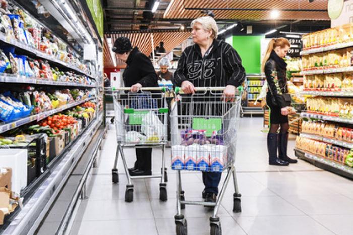 Россияне начали усиленно экономить на еде