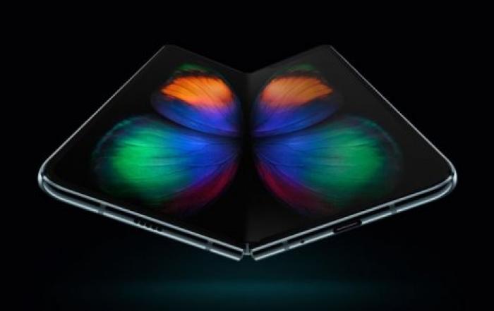 Складной флагман Samsung показали на "живом" видео
