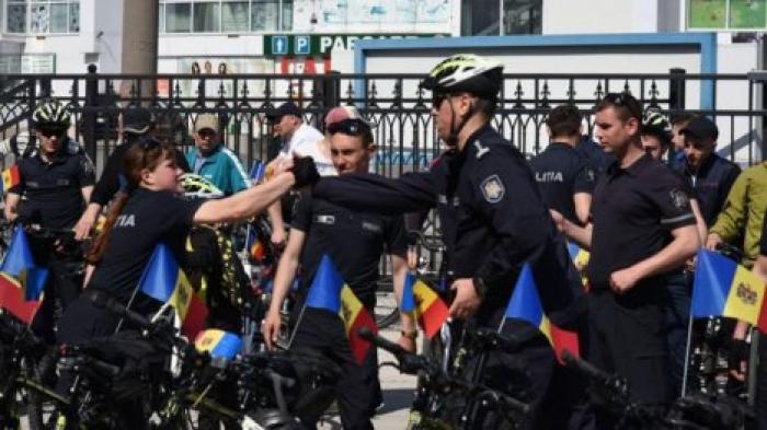 Столичные полицейские велопробегом отметили День государственного флага