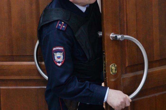Упавший в судорогах на приговоре офицер МВД избежал наказания за мошенничество