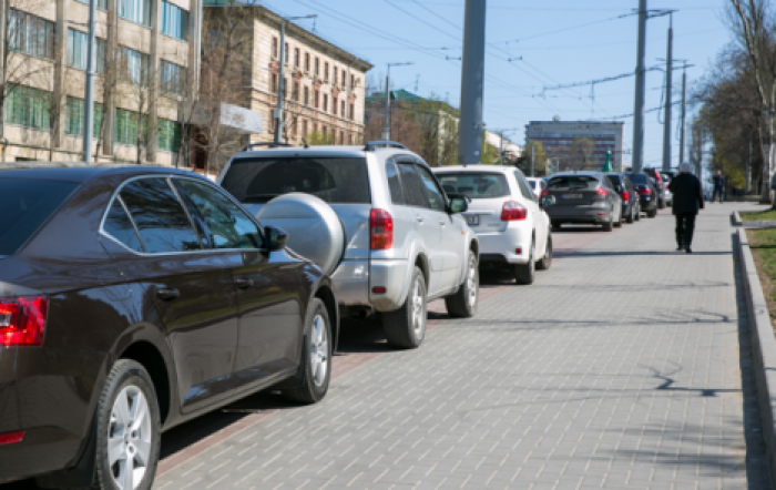 В Кишиневе вступают в силу новые положения о стоянке на тротуарах