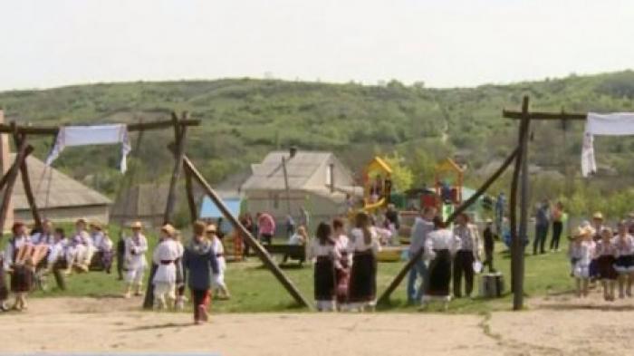 В Криулянском районе прошел фестиваль "Пасхальные качели"