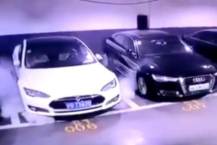 Внезапно вспыхнувшая на парковке Tesla попала на видео