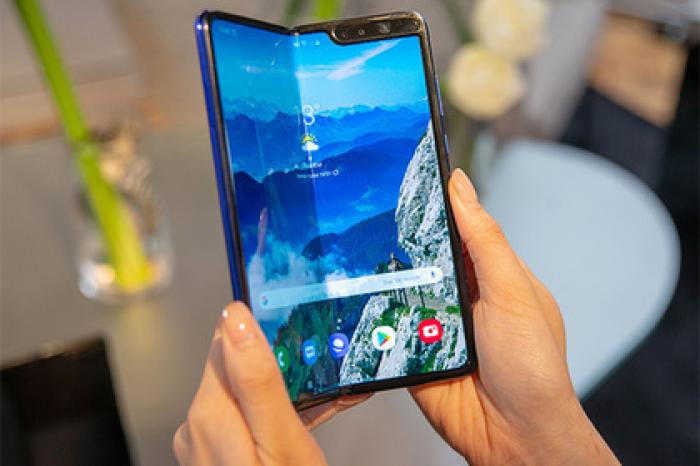Запуск проблемного Galaxy Fold со складным экраном перенесли