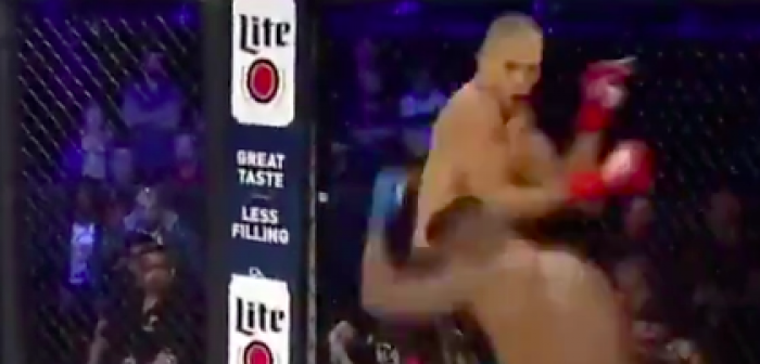 Боец MMA сделал два оборота вокруг своей оси и нокаутировал соперника