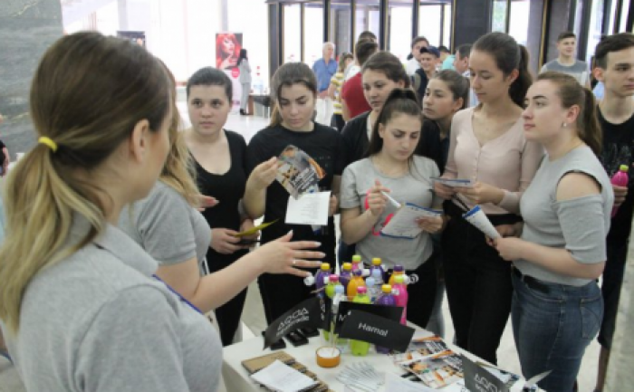 Более 2000 вакантных рабочих мест представлено на ярмарке вакансий для молодежи
