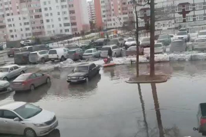 Дети устроили заплыв на лодках по затопленным улицам ямальского города