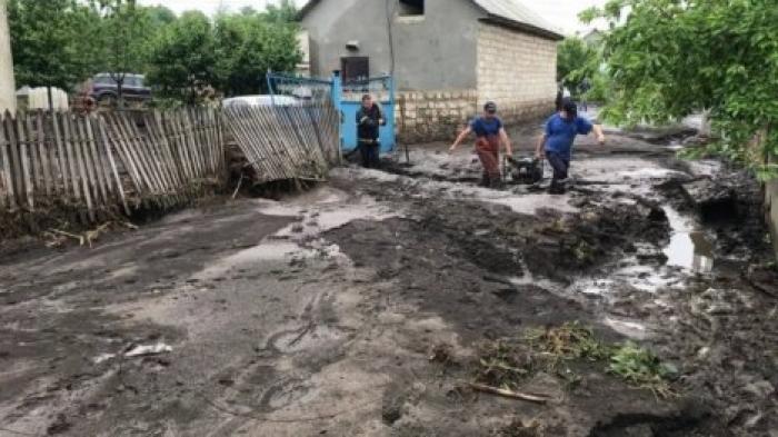 Дома, огороды и дороги затопило из-за сильных дождей в Шолданештах