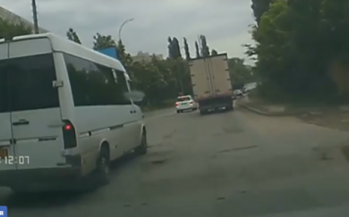 Маршрутка наехала на женщину, которая переходила дорогу в неположенном месте