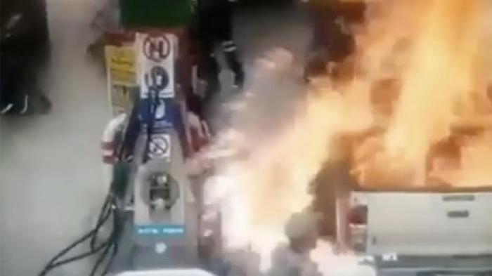 Мужчина едва не поджег дочь во время заправки автомобиля