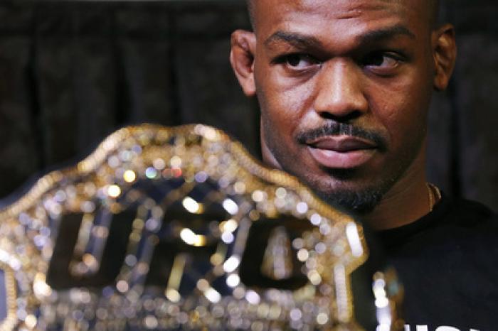 Непобежденный боец MMA оскорбил чемпиона UFC Джонса при фанатах