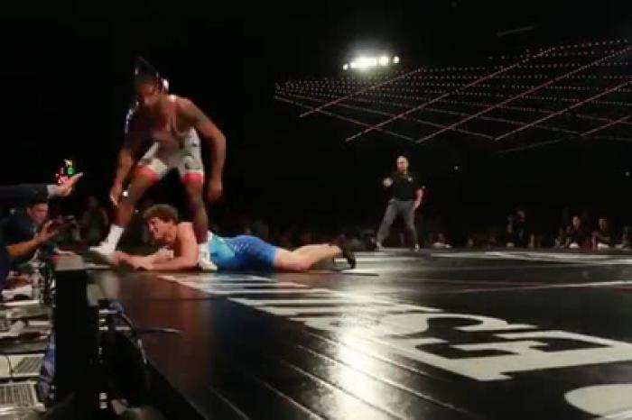 Олимпийский чемпион одолел непобежденного бойца UFC