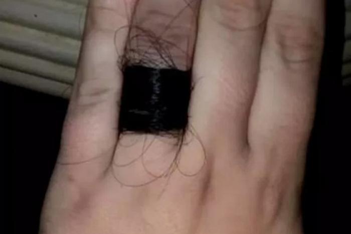Помолвочное кольцо из мужских волос удивило пользователей сети
