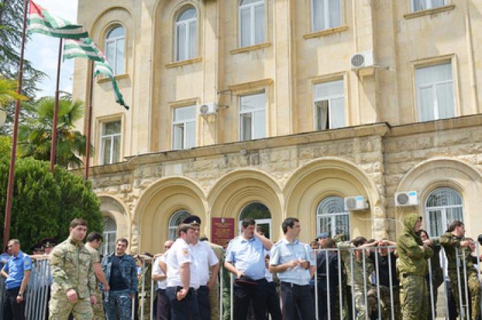 Президент Абхазии обвинил оппозицию в попытке госпереворота