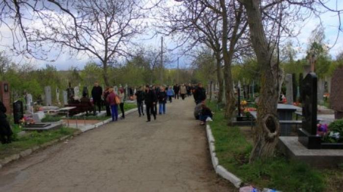 Радоницу в этом году на кладбище Святого Лазаря отмечали скромнее, чем в предыдущие годы