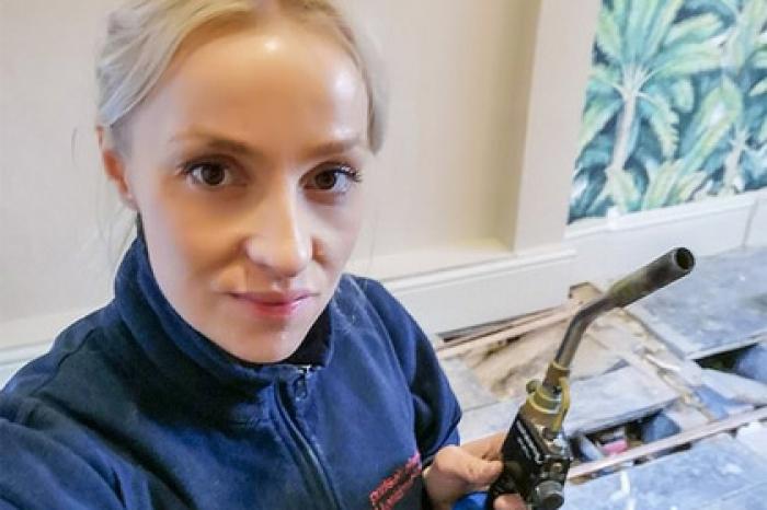 «Самую красивую женщину-сантехника» нашли в Великобритании