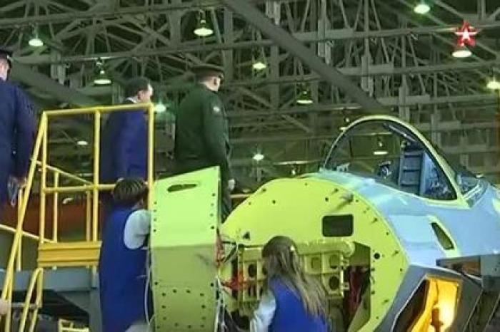 Сборка первого серийного Су-57 попала на видео
