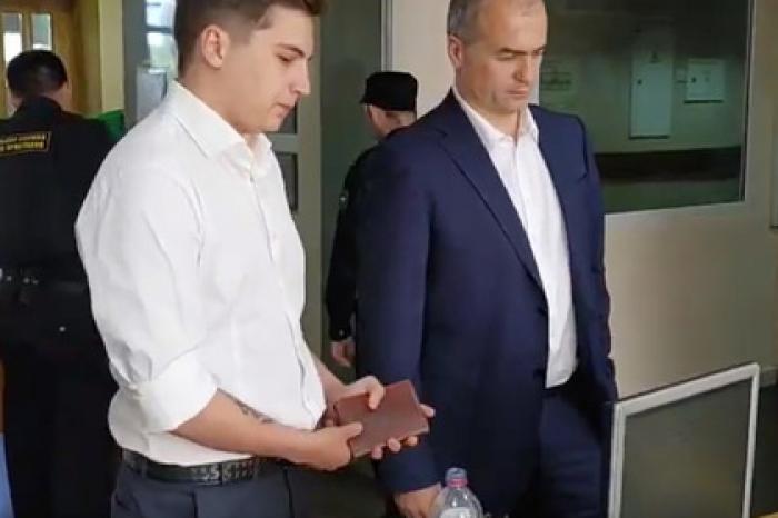 Скрывшийся с места драки на лимузине сын российского мэра избежал тюрьмы