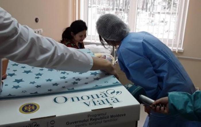 С начала запуска кампании "Новая жизнь" раздали 13 тыс. наборов для новорожденных