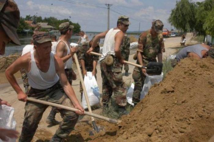 Солдаты приступили к ремонту и укреплению дамб в Штефан-Водэ