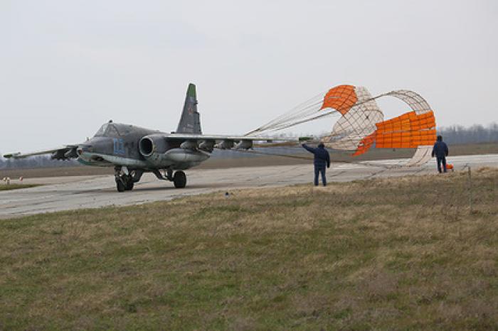 Су-25 сел на «поврежденную» полосу