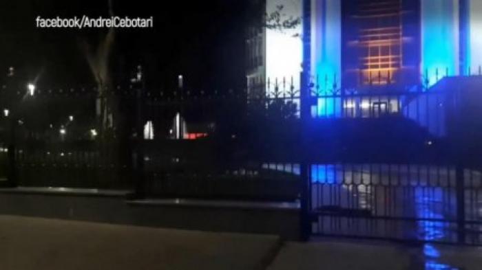 В Кишиневе затопило улицу из фонтана президентского дворца