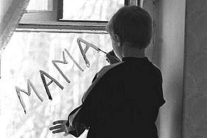 В Молдове трое маленьких детей живут одни: мать бросила, а отец на заработках