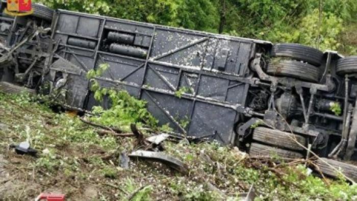 Водителя перевернувшегося в Италии автобуса освободили из-под стражи