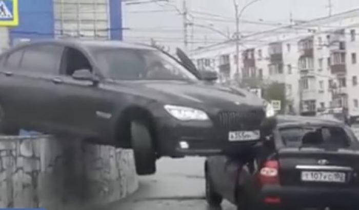 В России автомобиль вылетел с парковки и ударил другую машину