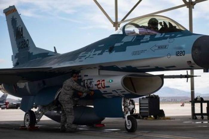 В США показали полет замаскированного под Су-57 истребителя